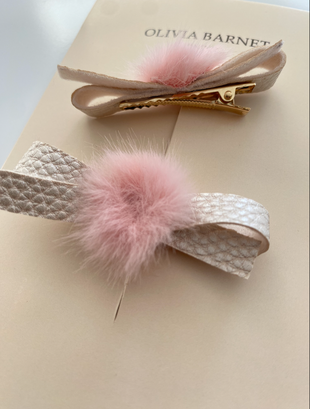 WHITE POM SAÇ KLİPSİ