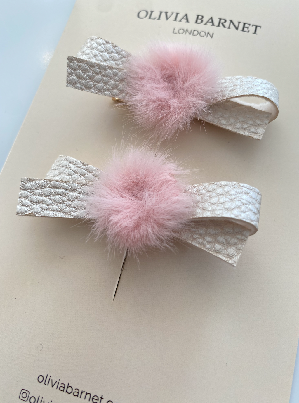 WHITE POM SAÇ KLİPSİ