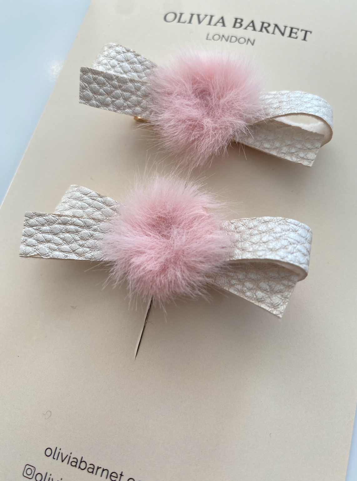 WHITE POM SAÇ KLİPSİ