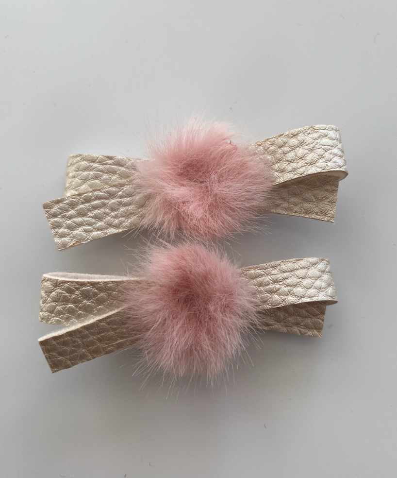 WHITE POM SAÇ KLİPSİ